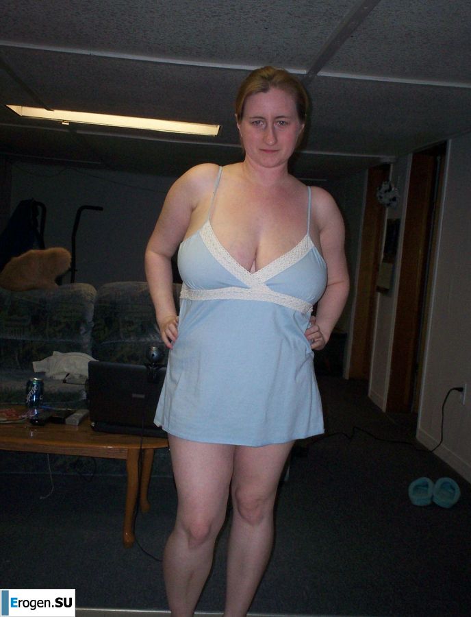 Грудастая женщина позирует в коротких платьях. Фото 24