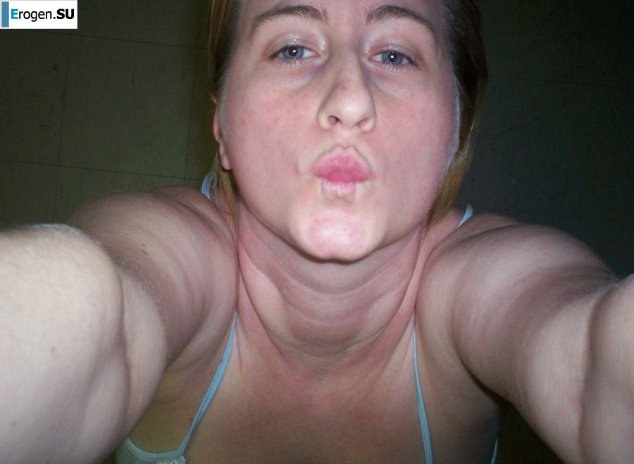 Грудастая женщина позирует в коротких платьях. Фото 26