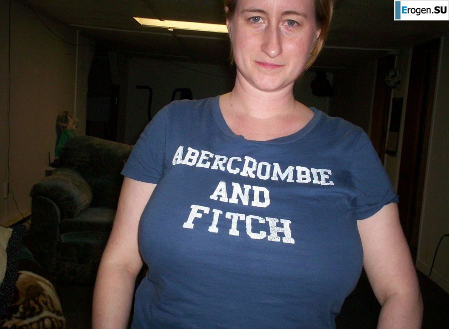 Грудастая женщина позирует в коротких платьях. Фото 27