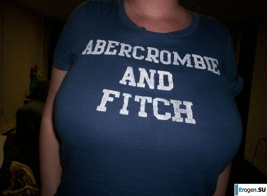 Грудастая женщина позирует в коротких платьях. Фото 28