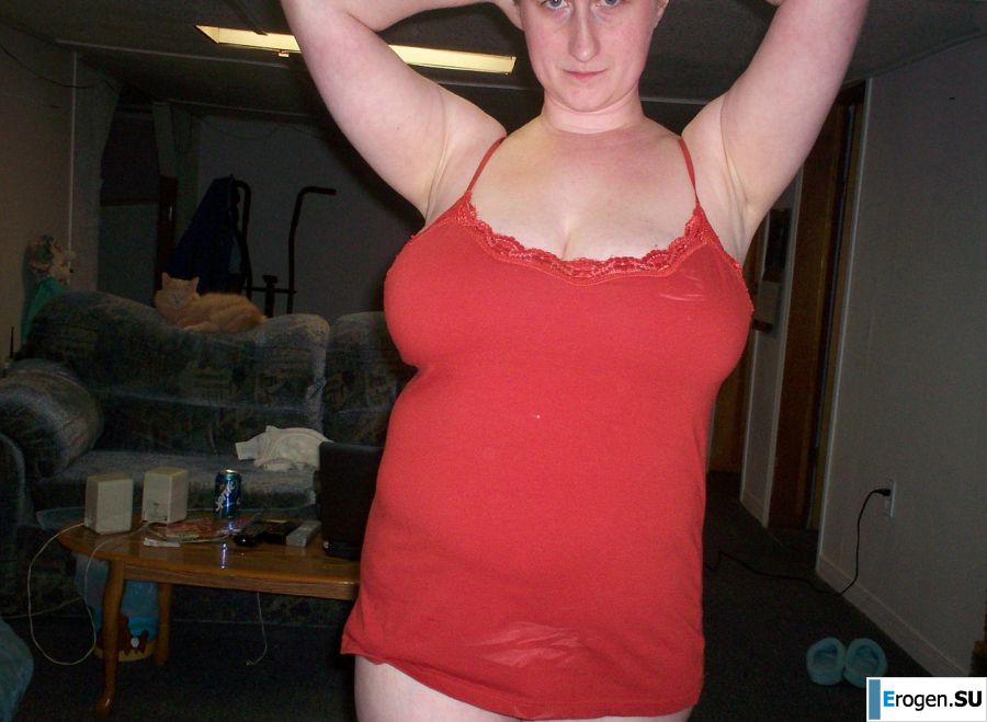 Грудастая женщина позирует в коротких платьях. Фото 4