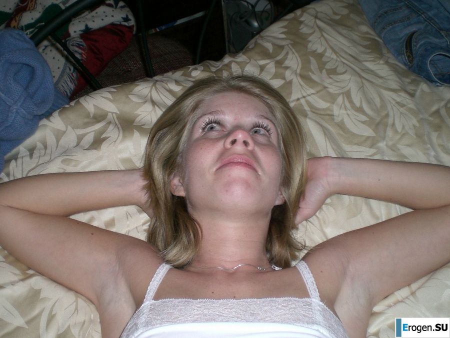 A young student drank excess and spread her legs. Photo 23