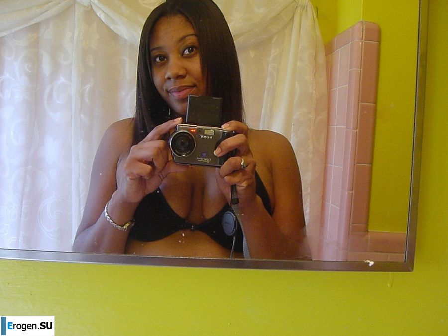 Мулатка теребит сиськи, а потом и раздвигает ноги. Фото 22