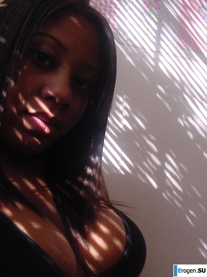 Мулатка теребит сиськи, а потом и раздвигает ноги. Фото 25