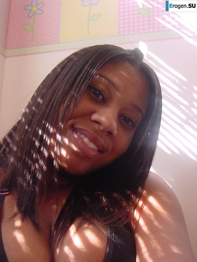 Мулатка теребит сиськи, а потом и раздвигает ноги. Фото 27