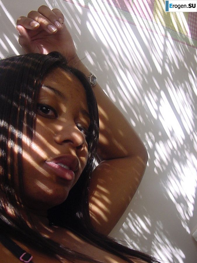 Мулатка теребит сиськи, а потом и раздвигает ноги. Фото 28