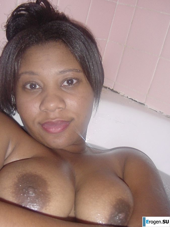 Мулатка теребит сиськи, а потом и раздвигает ноги. Фото 38