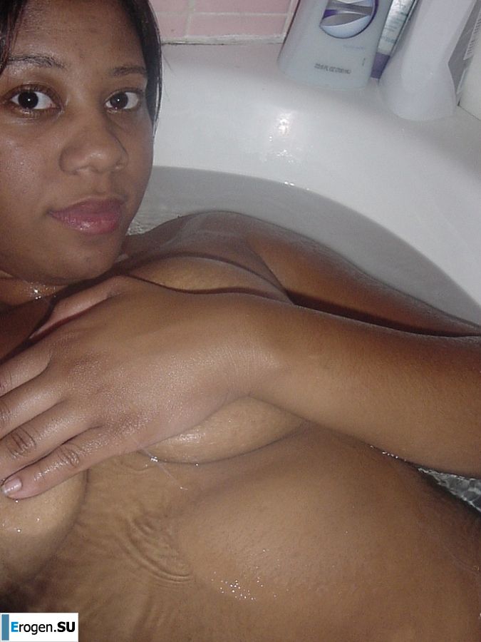 Мулатка теребит сиськи, а потом и раздвигает ноги. Фото 39