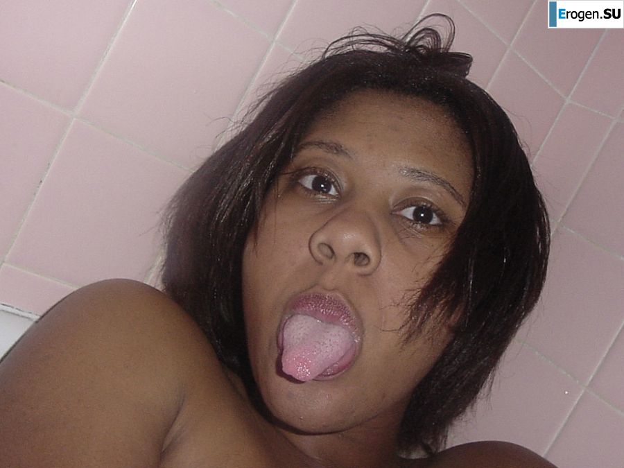 Мулатка теребит сиськи, а потом и раздвигает ноги. Фото 40