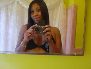 Мулатка теребит сиськи, а потом и раздвигает ноги. Эскиз 22