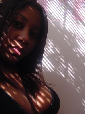 Мулатка теребит сиськи, а потом и раздвигает ноги. Эскиз 25