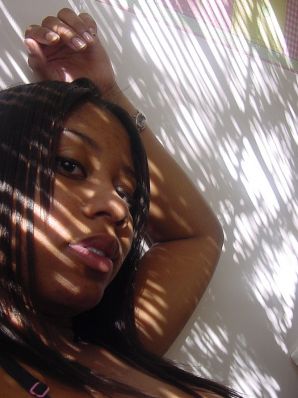 Мулатка теребит сиськи, а потом и раздвигает ноги. Эскиз 28