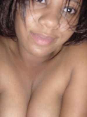 Мулатка теребит сиськи, а потом и раздвигает ноги. Эскиз 29