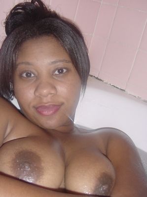 Мулатка теребит сиськи, а потом и раздвигает ноги. Эскиз 38