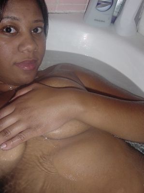 Мулатка теребит сиськи, а потом и раздвигает ноги. Эскиз 39