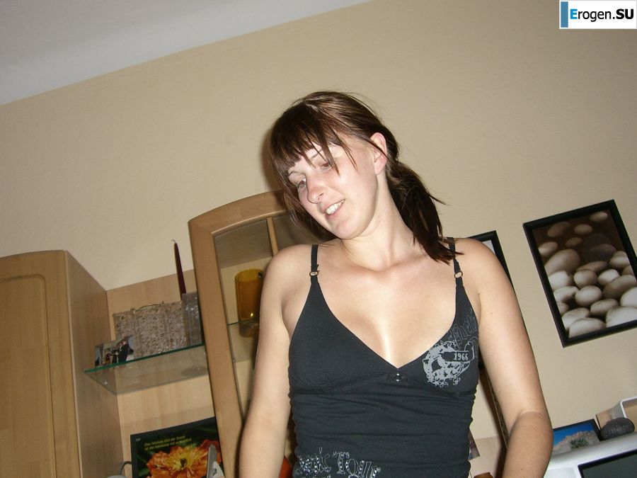 Аппетитная студентка сняла с себя все и показала бритую письку. Фото 11