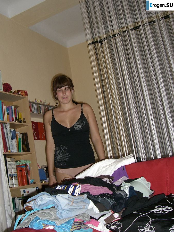 Аппетитная студентка сняла с себя все и показала бритую письку. Фото 20