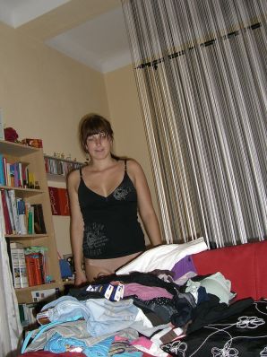 Аппетитная студентка сняла с себя все и показала бритую письку. Эскиз 20