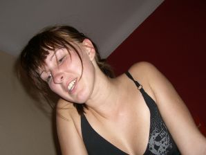 Аппетитная студентка сняла с себя все и показала бритую письку. Эскиз 23