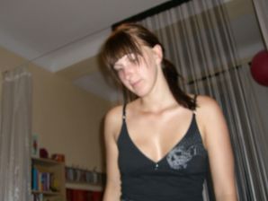 Аппетитная студентка сняла с себя все и показала бритую письку. Эскиз 6