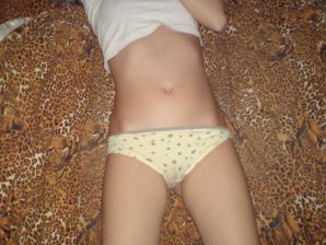 The girl undressed in front of her boyfriend and showed her wet pussy. Thumb 9