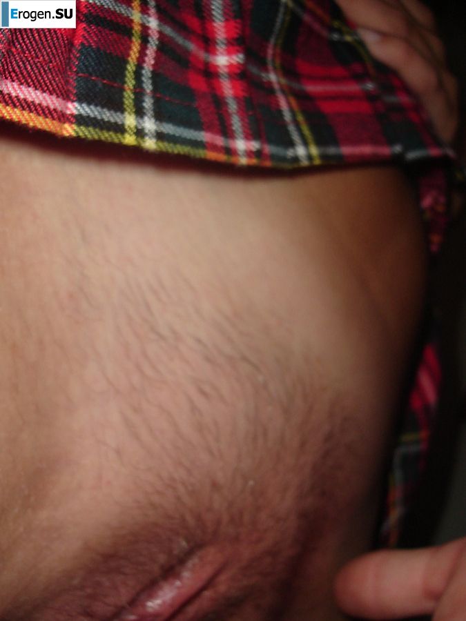 Рыжая девка в юбка кончает от прикосновений к письке. Фото 26