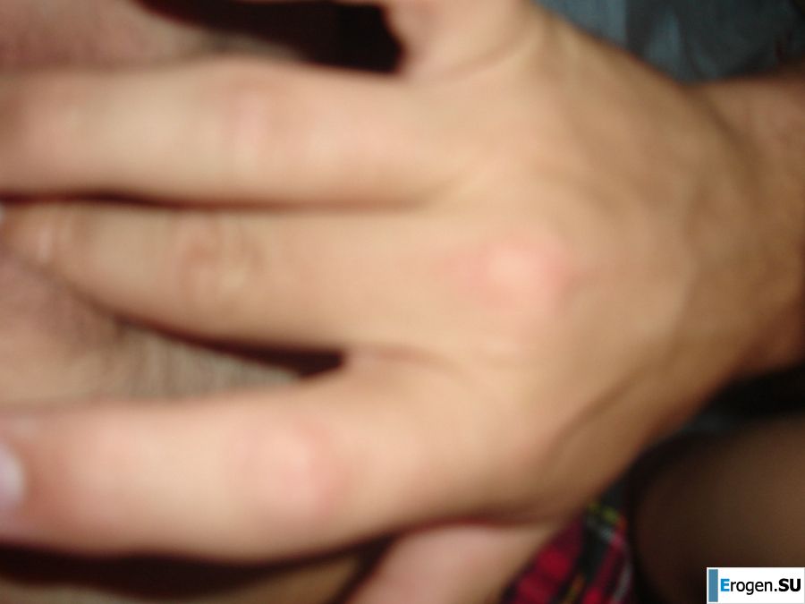 Рыжая девка в юбка кончает от прикосновений к письке. Фото 28