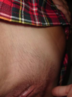 Рыжая девка в юбка кончает от прикосновений к письке. Эскиз 26