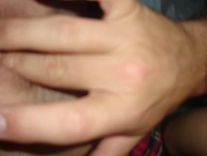 Рыжая девка в юбка кончает от прикосновений к письке. Эскиз 28