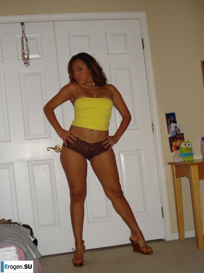 Женщина с красивыми сиськами позирует в купальнике и без него. Фото 31