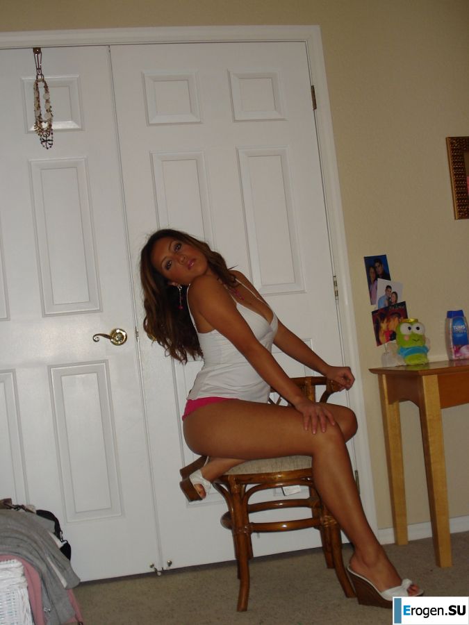 Женщина с красивыми сиськами позирует в купальнике и без него. Фото 38