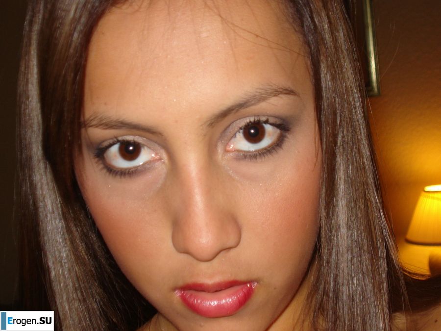 Женщина с красивыми сиськами позирует в купальнике и без него. Фото 6