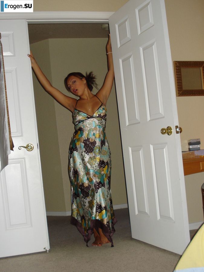 Женщина с красивыми сиськами позирует в купальнике и без него. Фото 8