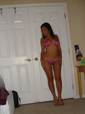 Женщина с красивыми сиськами позирует в купальнике и без него. Эскиз 16