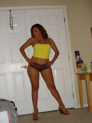 Женщина с красивыми сиськами позирует в купальнике и без него. Эскиз 31