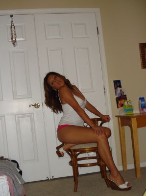 Женщина с красивыми сиськами позирует в купальнике и без него. Эскиз 38