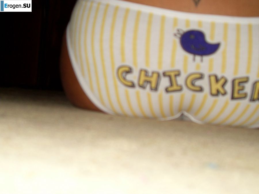 Шаловливые мама и дочка показывают трусики. Фото 15