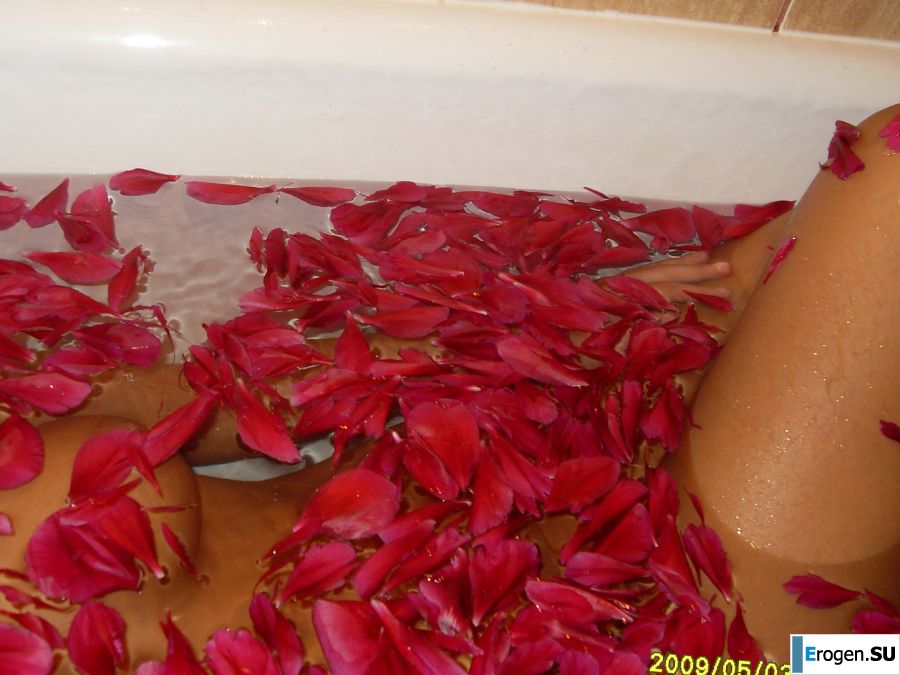 Шаловливые мама и дочка показывают трусики. Фото 18