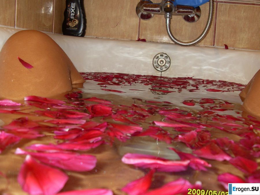 Шаловливые мама и дочка показывают трусики. Фото 19