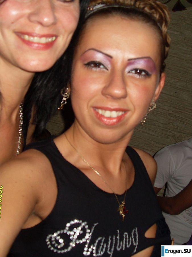 Шаловливые мама и дочка показывают трусики. Фото 20