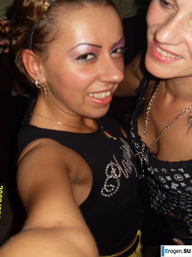 Шаловливые мама и дочка показывают трусики. Фото 21