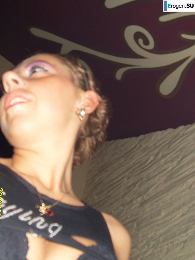 Шаловливые мама и дочка показывают трусики. Фото 22