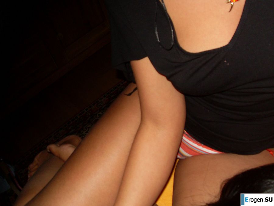 Шаловливые мама и дочка показывают трусики. Фото 3