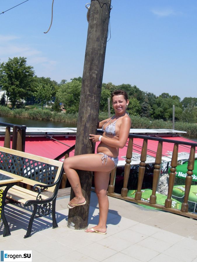 Шаловливые мама и дочка показывают трусики. Фото 4