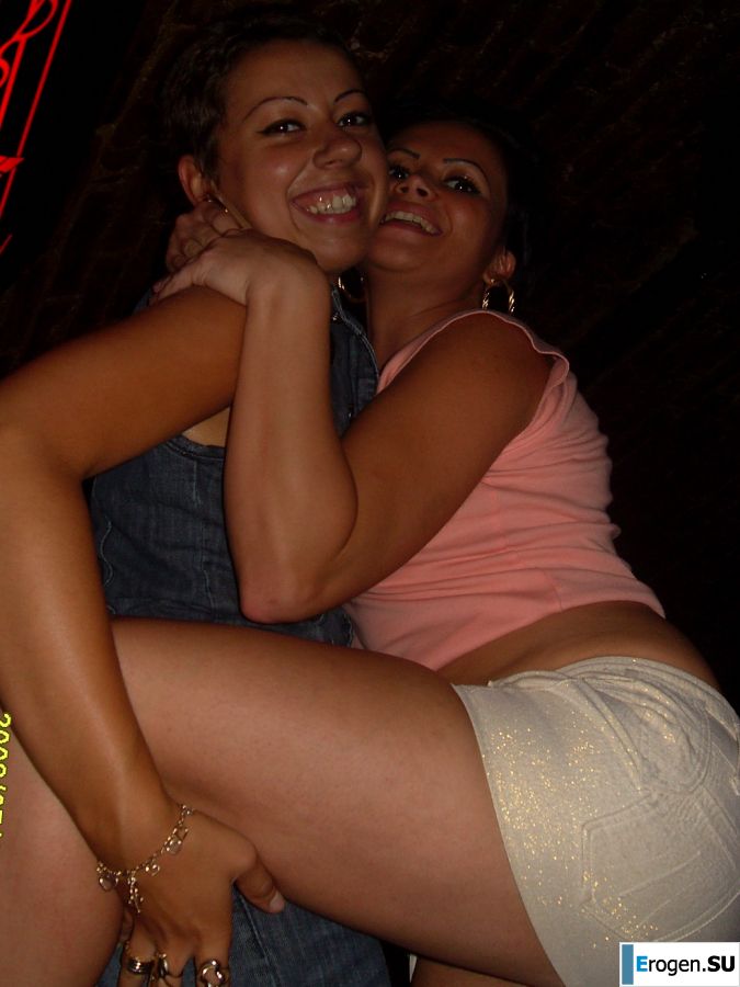 Шаловливые мама и дочка показывают трусики. Фото 5