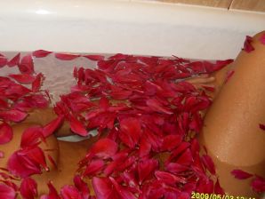 Шаловливые мама и дочка показывают трусики. Эскиз 18