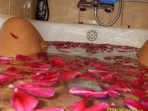 Шаловливые мама и дочка показывают трусики. Эскиз 19