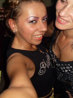 Шаловливые мама и дочка показывают трусики. Эскиз 21