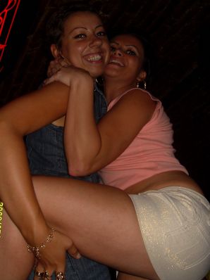 Шаловливые мама и дочка показывают трусики. Эскиз 5