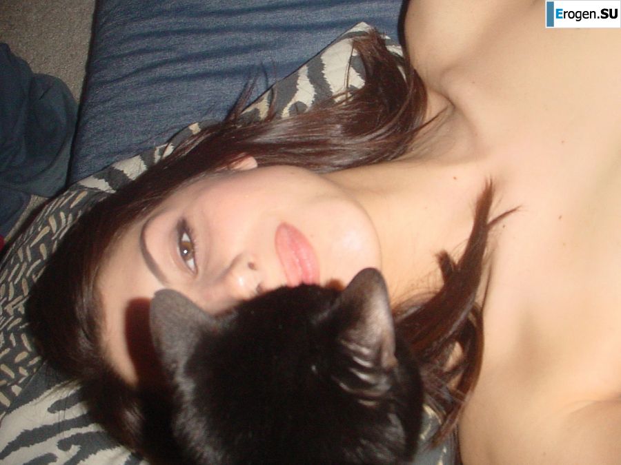 A young girl has sex with a guy and poses for the camera. Photo 29